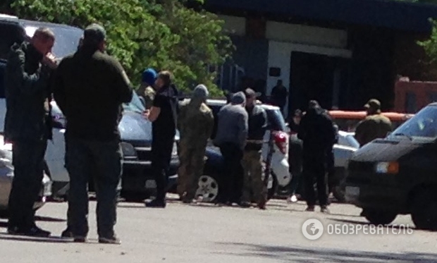 В Киеве люди в камуфляже и балаклавах срезали сотни деревьев