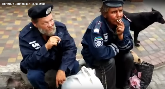По Запорожью гуляют двое бездомных в милицейской форме