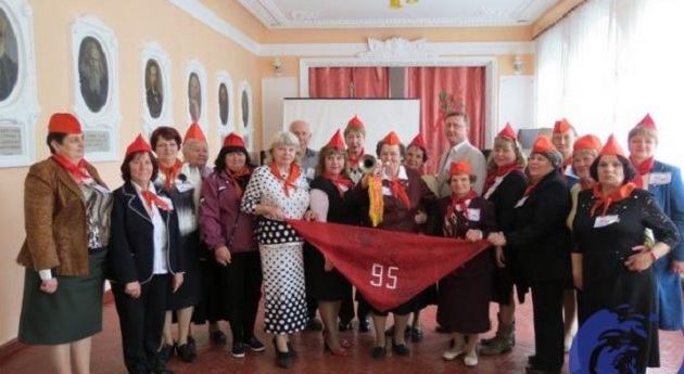 Известный донецкий блогер Чернов "взорвал" соцсети фотографиями с празднования Дня пионерского движения из оккупированной боевиками Брянки