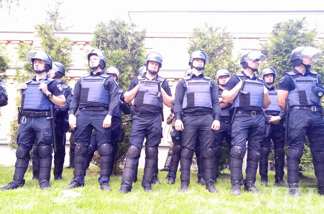 Возле имения Порошенко в Козине участников автопробега встретила усиленная охрана