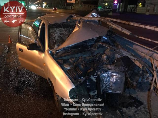 В Киеве такси врезалось в отбойник, госпитализирован ребенок