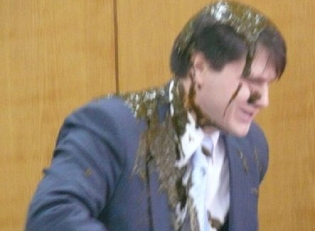 В России пенсионер вылил на голову судье ведро фекалий