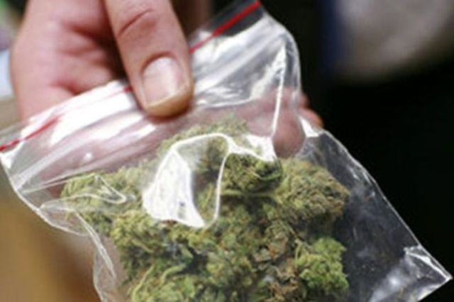 Вооруженный наркодилер гуляет на свободе