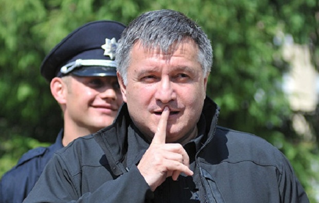 Аваков хоче позбавити Порошенка повноважень