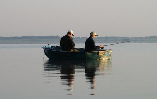 В Херсонской области перевернулась лодка с четырьмя рыбаками, один погибший