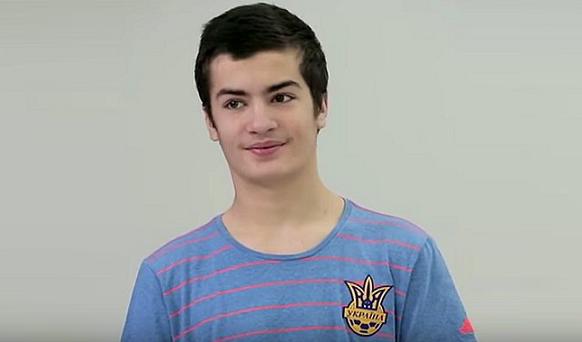 Син Порошенка у футболці “Україна” робив зарядку на каналі Ахметова