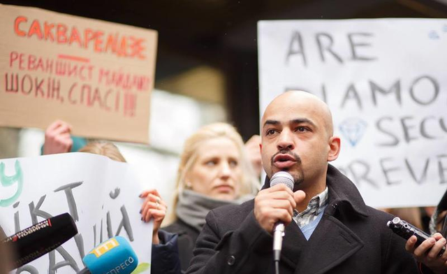 Луценко надо или крестик снять, или трусы надеть – Найем