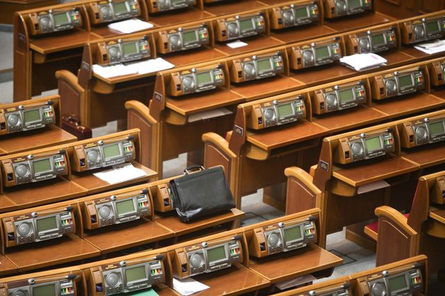 Журналісти поклали нардепів на підлогу в Раді