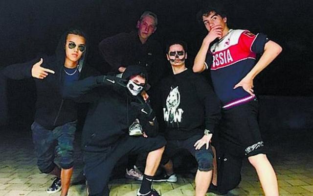 Скандальный мальчик: сын Порошенко сменил страну на футболке