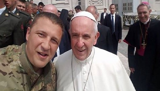 Соцсети восхитило селфи ветерана АТО с Папой Римским