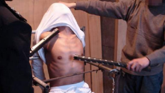 Харьковчанин обвиняет полицию в пытках: его били током и душили