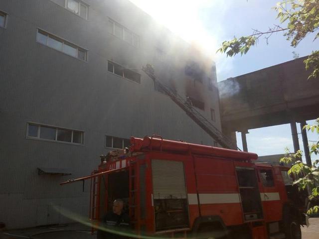 У Києві масштабна пожежа в Деснянському районі