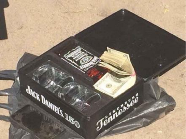Прокурору вручили взятку в коробке с виски
