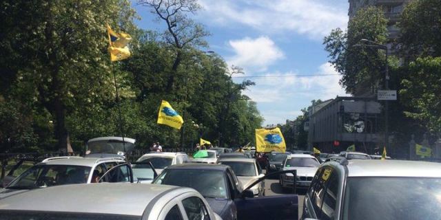 Владельцы нерастаможенных авто перекрыли улицу Грушевского