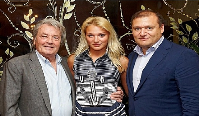 Дочь депутата Добкина открыла выставку. Сеть в шоке: «Спонсор экспозиции — героин»