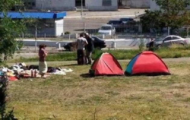 В Киеве на ж/д вокзале мужчины в камуфляже избили группу ромов