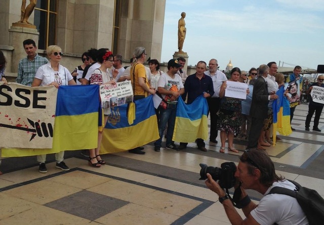 Демонстрация в Париже: Путин, тебя заждался Каддафи