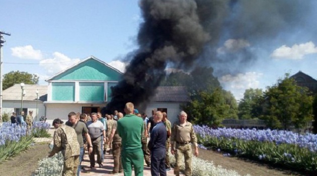 В Казатине Винницкой обл. участники АТО подожгли шины под сельсоветом из-за земельного конфликта