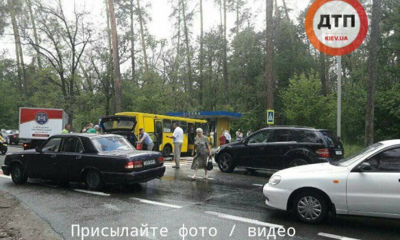 В Киеве на пл. Шевченко столкнулись автомобиль и маршрутка, 10 людей пострадали