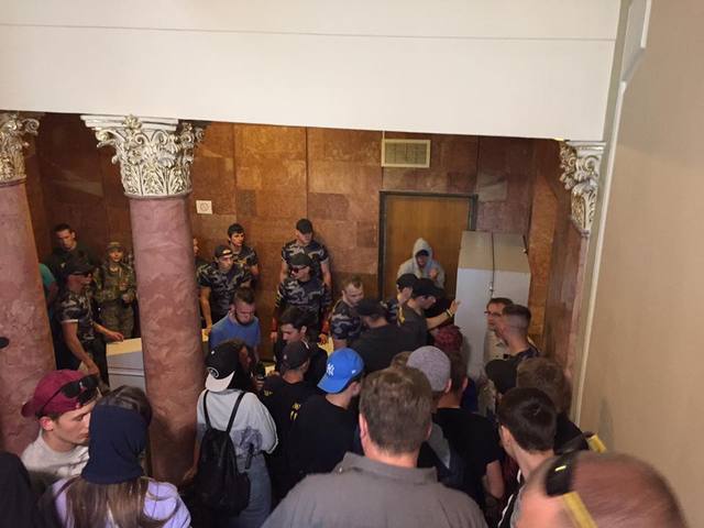 Во время захвата Львовского облсовета пострадала беременная журналистка