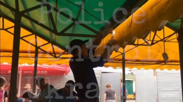 В Харькове полицейский-спецназовец устроил стрельбу на рынке, поссорившись с продавцом клубники