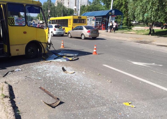 На столичной Борщаговке столкнулись два пассажирских автобуса