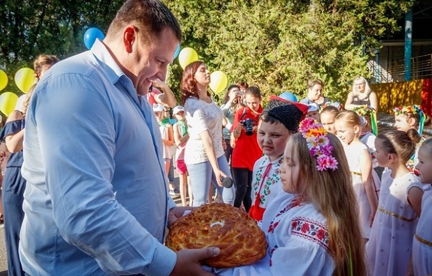 Филатов спрятался за детьми от протестного митинга под горсоветом