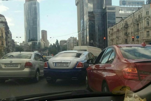 Элитное ДТП в Киеве: В аварию попал скандальный Rolls-Royce священника Лавры