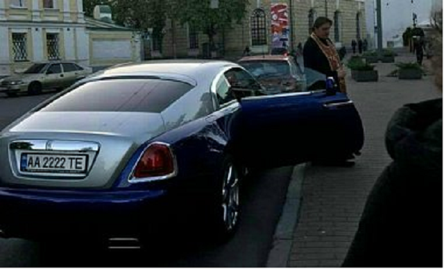 Священник из Лавры попал в ДТП на Rolls-Royce в центре Киева