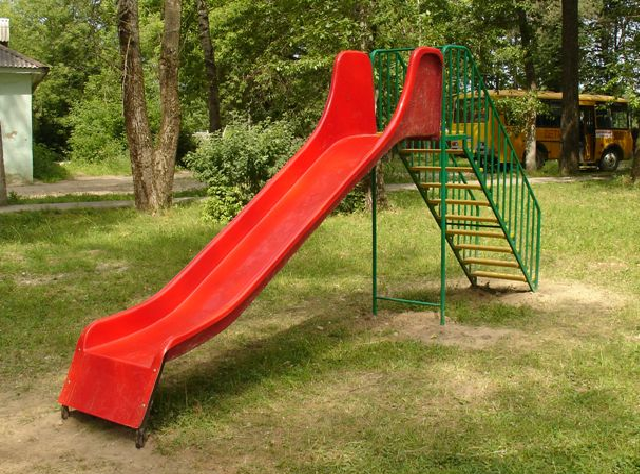 ЧП в Полтаве: ребенок сломал позвоночник на детской горке