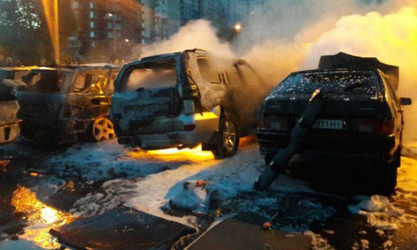 В Киеве произошел пожар на стоянке: 3 автомобиля сгорели полностью, 5 – повреждены