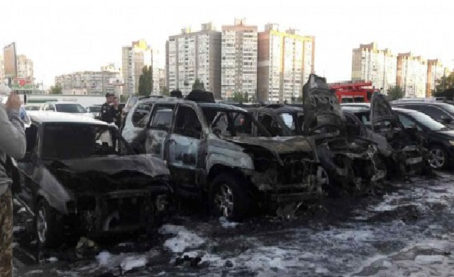 Крупный пожар в Киеве на автостоянке: опубликованы первые кадры с места ЧП