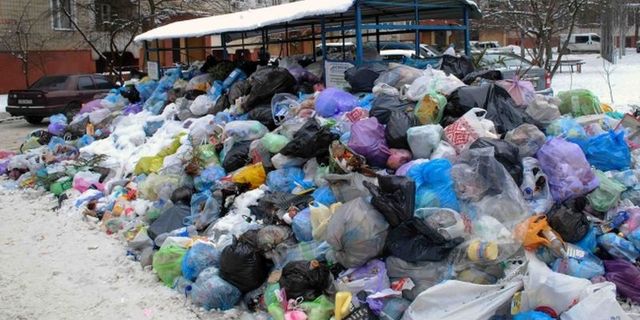 Жители Львова начали жечь на улицах города скопившийся мусор