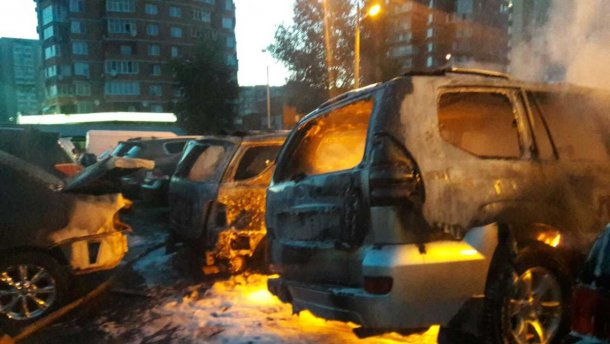 Почти десяток иномарок сгорели на автостоянке в Киеве: фото и видео