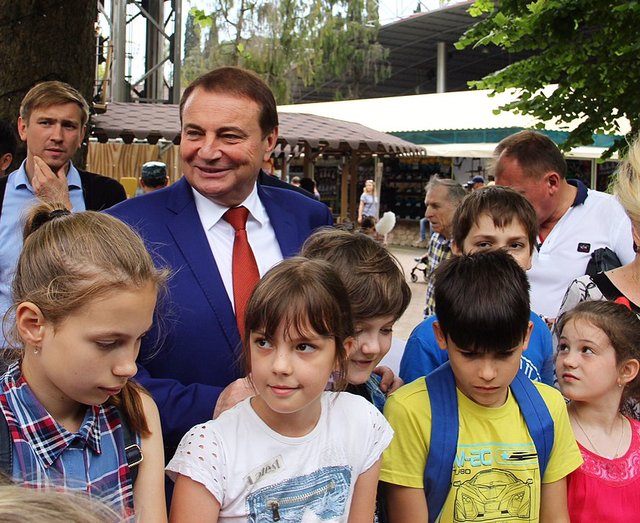 Как собакам: Мэр Сочи совершил отвратительный поступок по отношению к детям