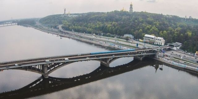 В Киеве 18-летнюю девушку сняли с моста метро за шаг до прыжка