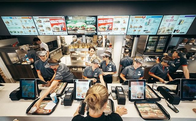 В Беларуси Burger King могут оштрафовать за разговор на русском