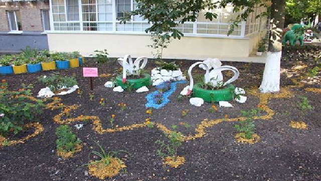 Слишком ужасно, чтобы быть правдой: В сети обсуждают странные киевские клумбы