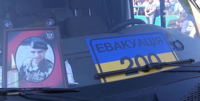 Путь домой: погибшего в АТО морпеха провожали на коленях и с цветами