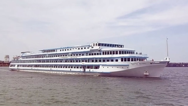 Бывший украинский теплоход "Генерал Ватутин" будет возить российских туристов
