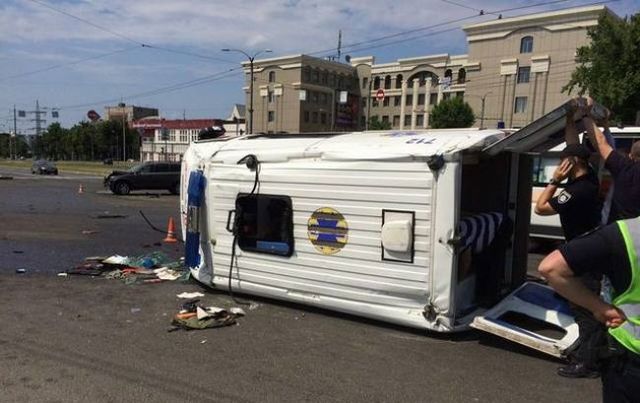 В Харькове "скорая" попала в ДТП, есть пострадавшие