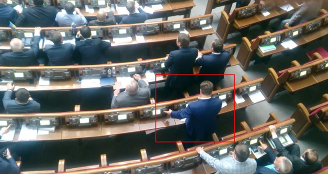 Нардеп Яценко настойчиво продолжает заниматься кнопкодавством