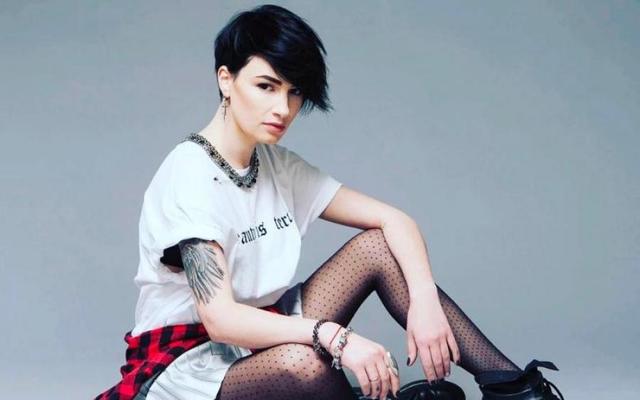 Эпатажная украинская певица стихом уничтожила Савченко