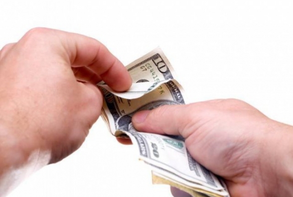 Вінницький слідчий крав речові докази: цупив гроші, золото заносив у ломбарди