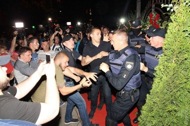 Появилось видео, как радикалы в Одессе концерт Билык срывали