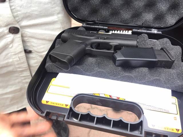 Glock-43. Что известно о пистолете, который Аваков подарил Окуевой