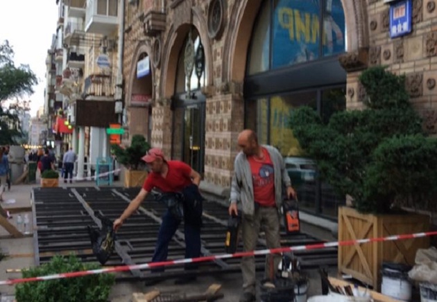 Соцсеть возмутил построенный рестораном "плацдарм" в Киеве