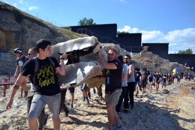 Гнев народа: В Одессе активисты снесли забор на пляже «Хмельницкого-Саакашвили»