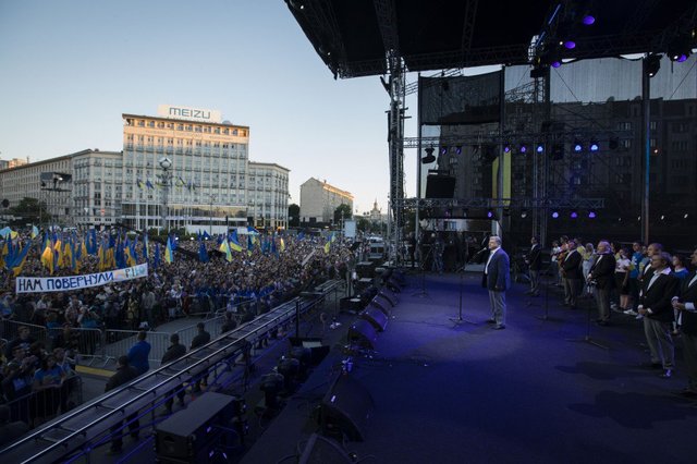 Порошенко считает символичным старт безвиза с ЕС накануне Дня России