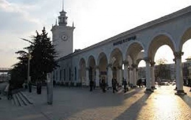 В Симферополе вокзал по большей части функционирует как военный транспортный узел